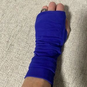 lululemon hand warmers/ mittens. Blue. One size.